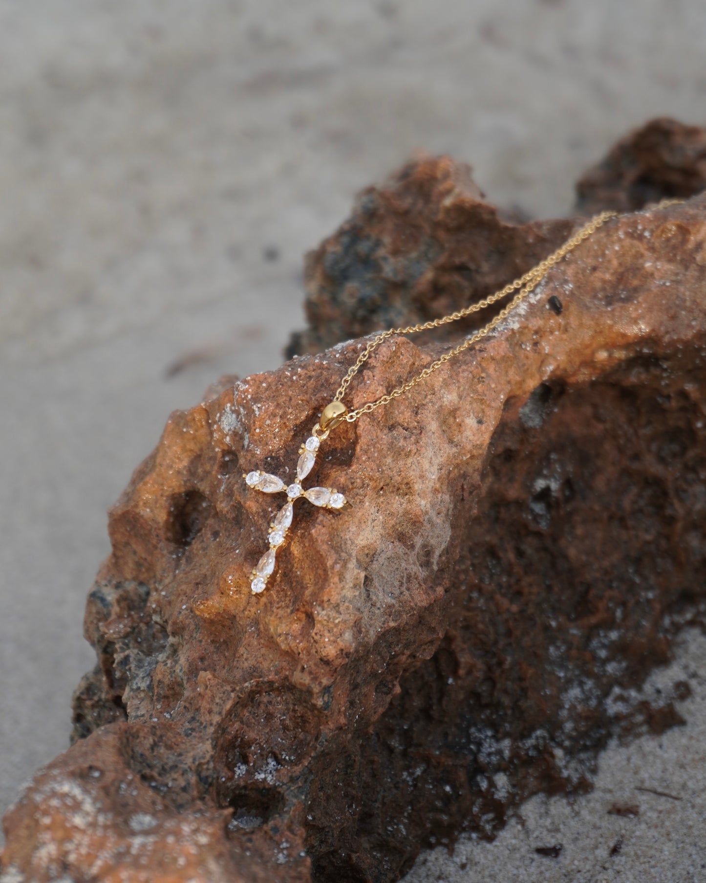Kreuz Halskette Liora mit funkelnden Zirkonia - Gold