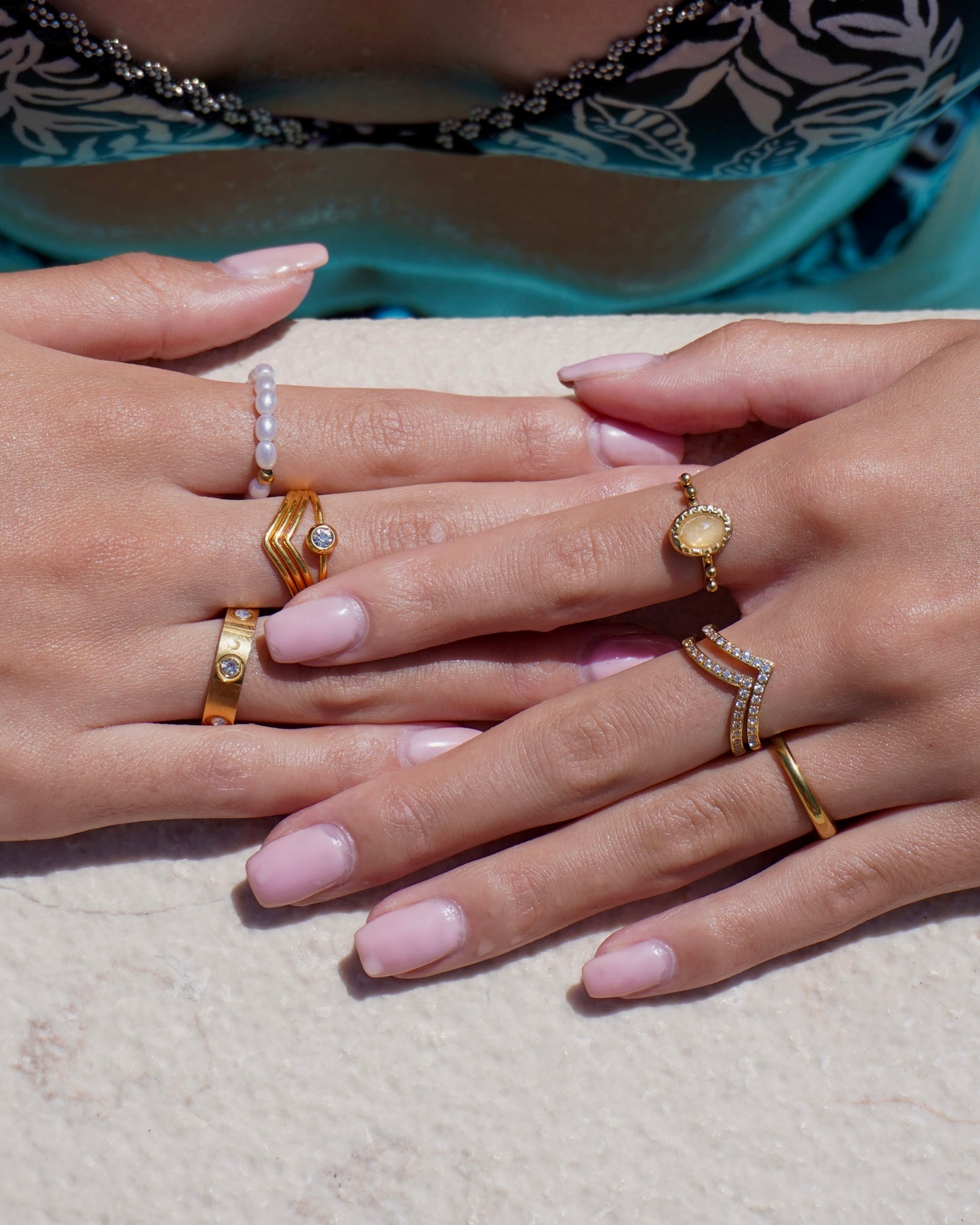 Speziell Ring -Gold mit Steinen
