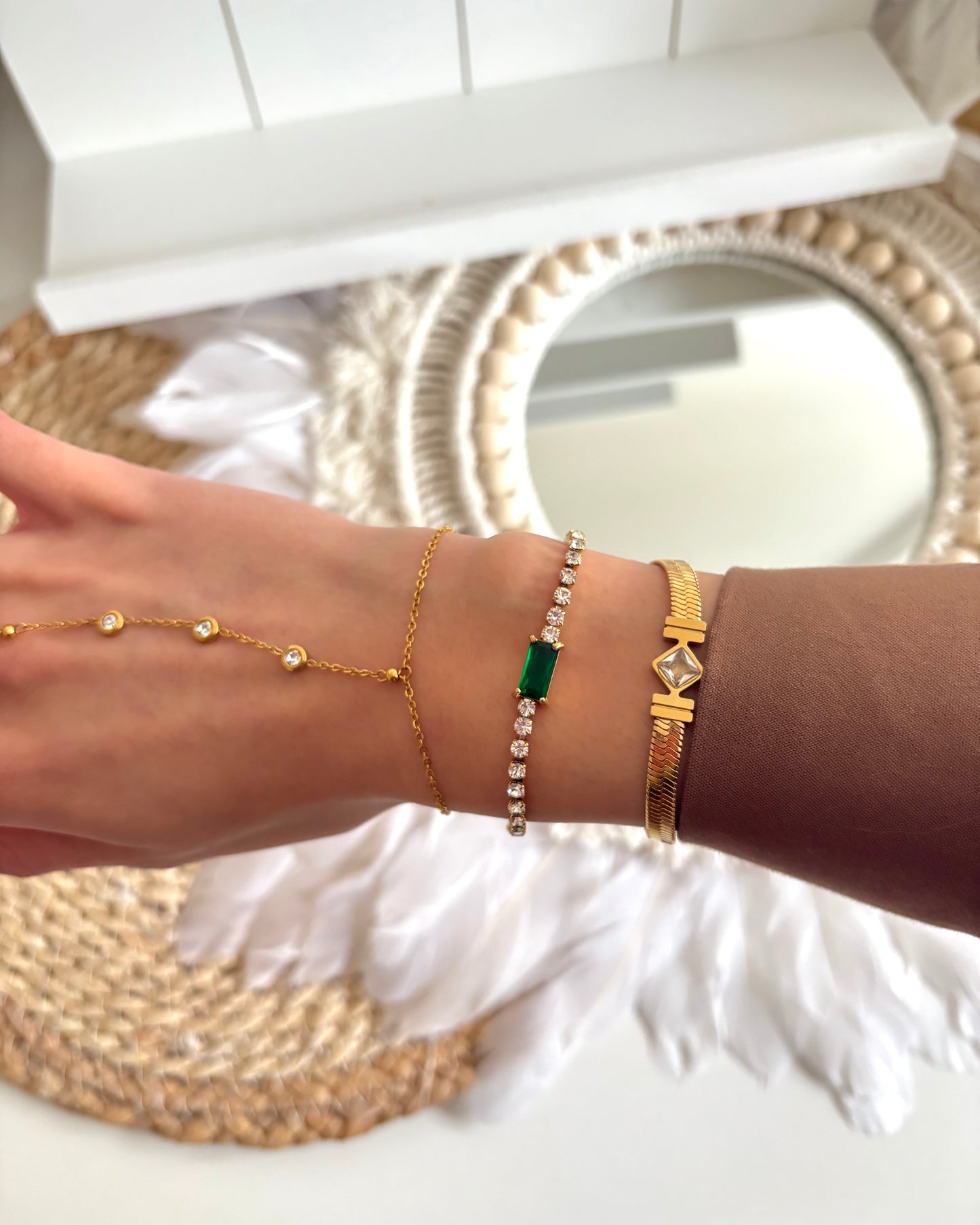 Grünes Armband mit Steinen