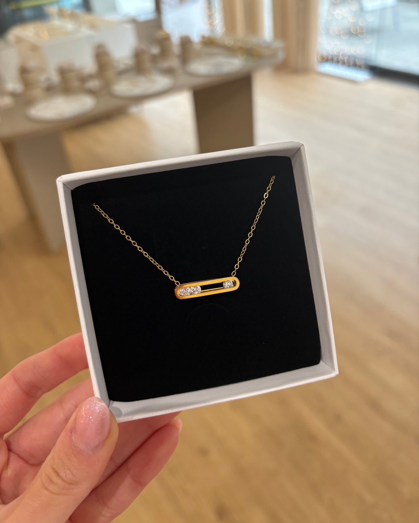 Elegante Kette mit beweglichen Steinen