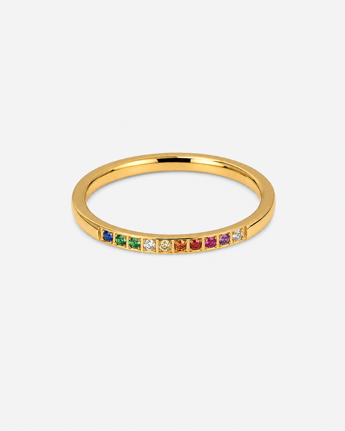 Feiner goldfarbener Ring mit kleinen bunten Steinen in Rainbow-Optik vor hellem Hintergrund.
