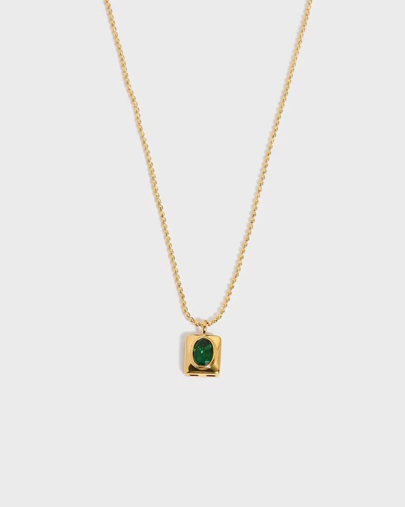 Kleine Kette mit grünem Stein