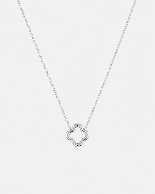 Silberfarbene Halskette aus Edelstahl mit Kleeblatt-Anhänger auf hellem Hintergrund.