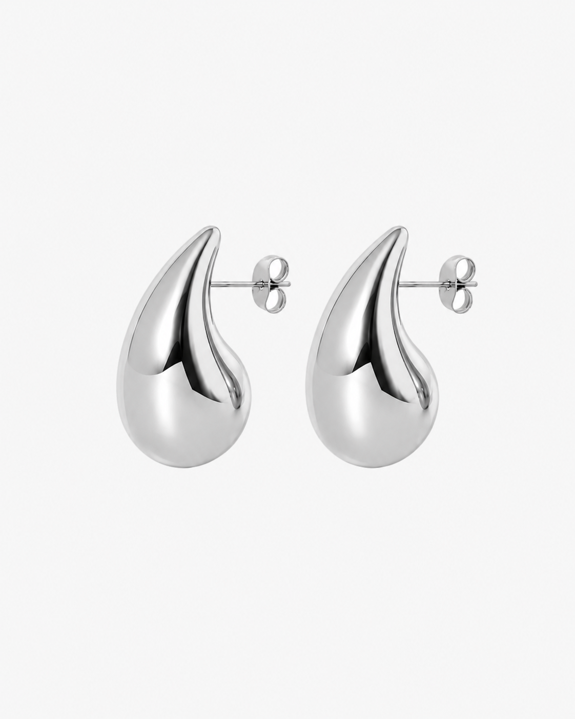 Ein Paar kleiner silberfarbener Tropfen Ohrringe aus Edelstahl. Die Ohrringe haben eine glänzende, organische Tropfenform mit Stecker und Butterfly-Verschluss.