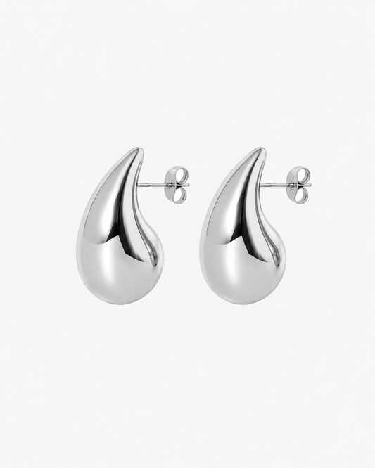 Ein Paar kleiner silberfarbener Tropfen Ohrringe aus Edelstahl. Die Ohrringe haben eine glänzende, organische Tropfenform mit Stecker und Butterfly-Verschluss.
