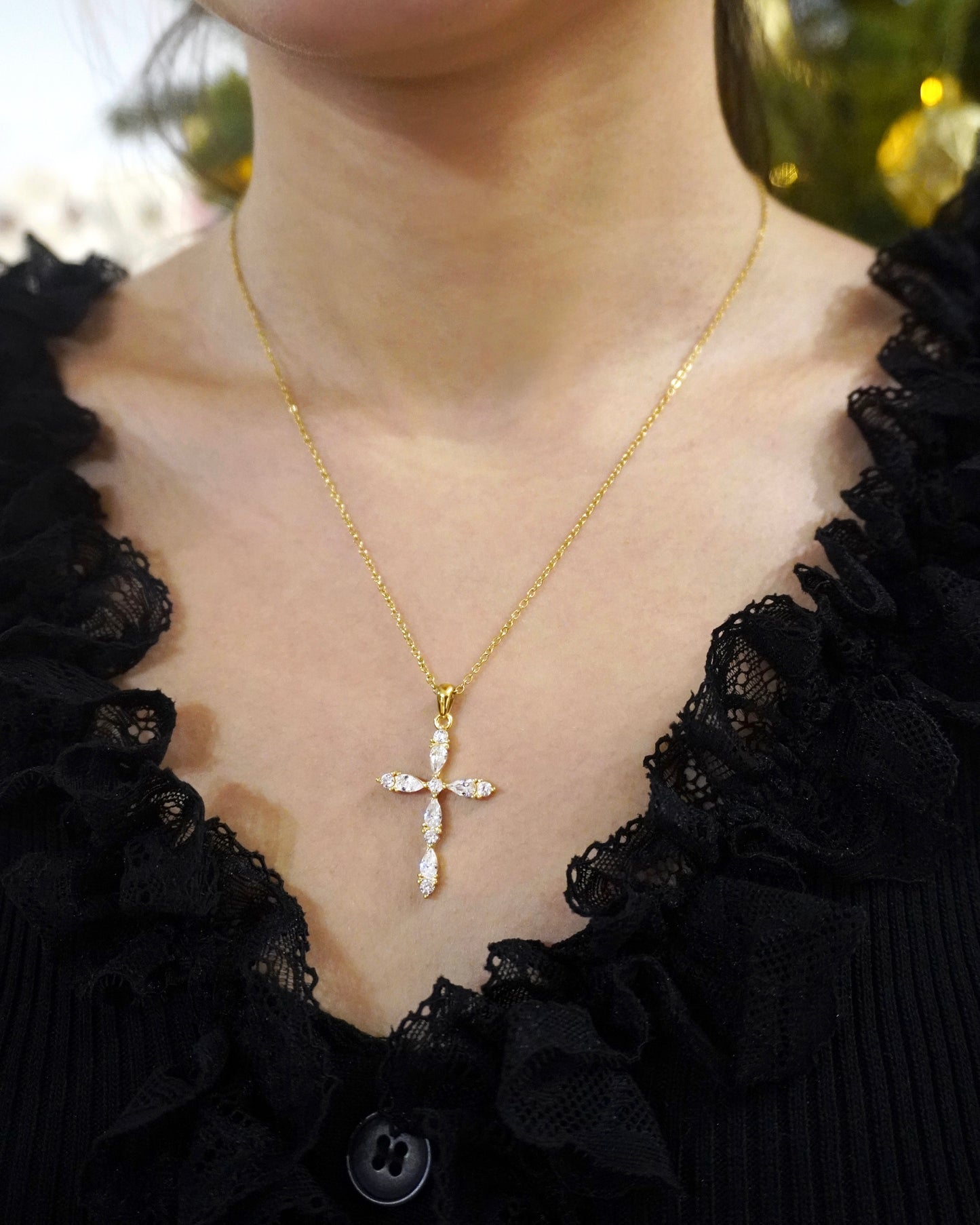 Kreuz Halskette Liora mit funkelnden Zirkonia - Gold