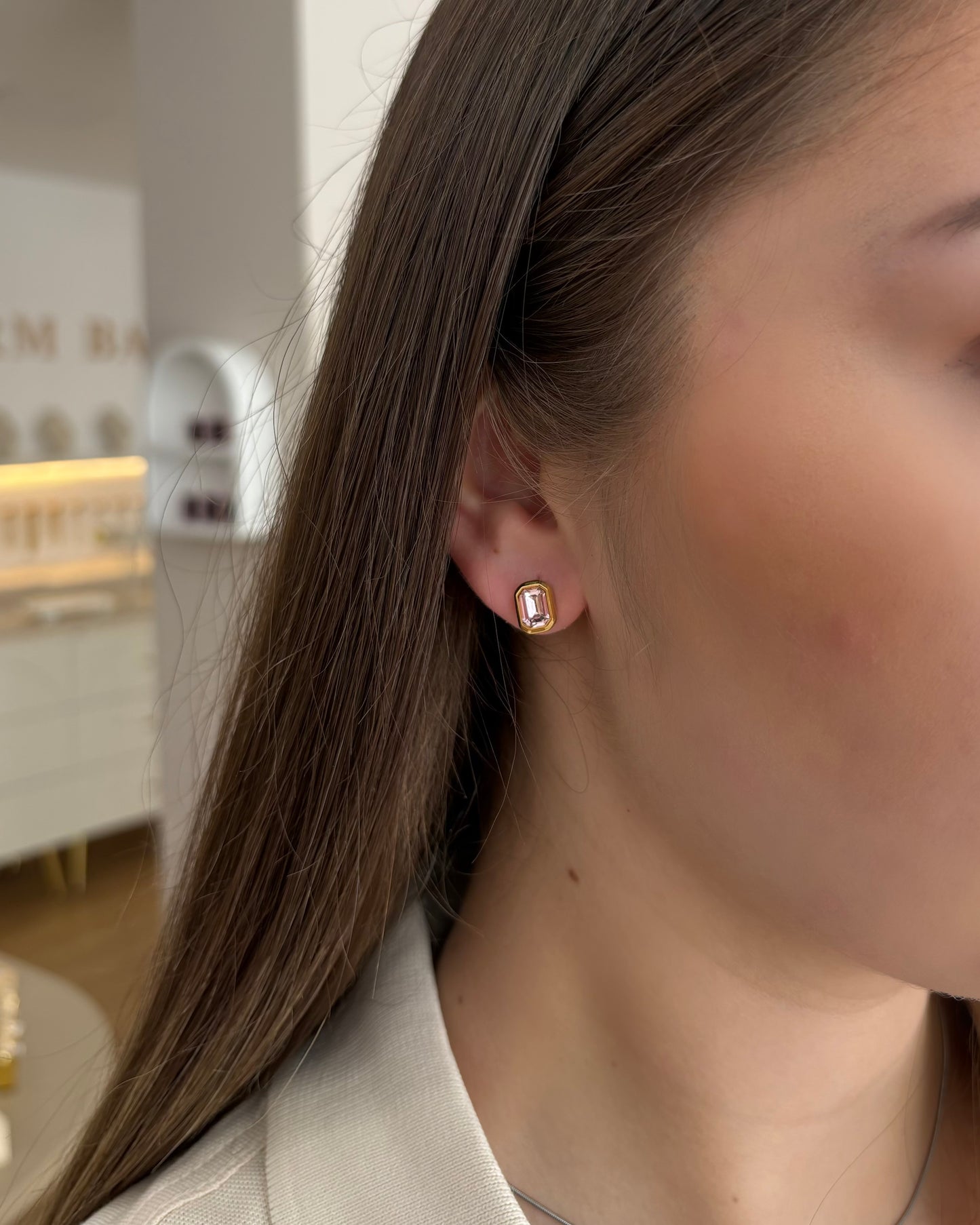 Elegante Stecker Ohrringe mit rosa Stein