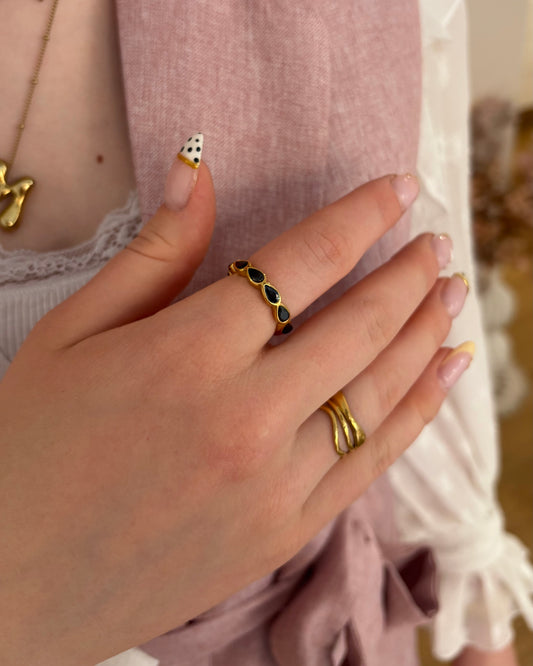Ring mit schwarzen Steinen