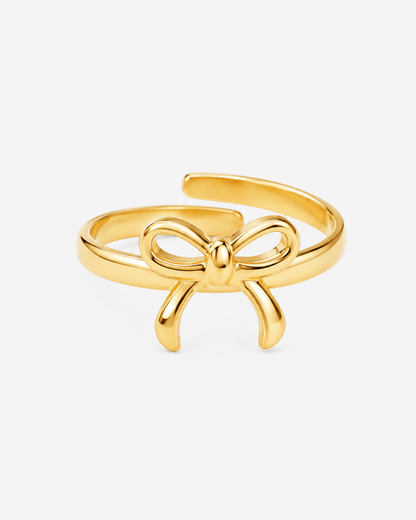 Goldener, verstellbarer Ring aus Edelstahl mit Schleifen-Design. Der Ring ist 18K vergoldet, glänzend und elegant gearbeitet.