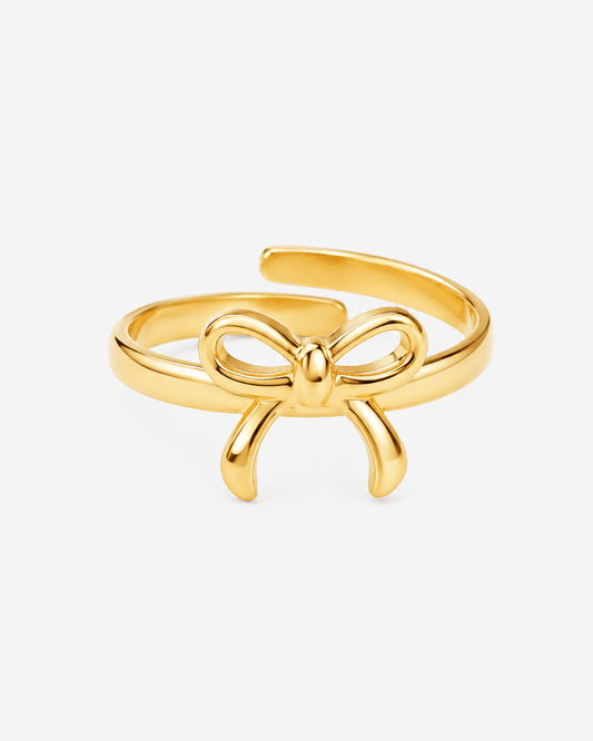 Goldener, verstellbarer Ring aus Edelstahl mit Schleifen-Design. Der Ring ist 18K vergoldet, glänzend und elegant gearbeitet.