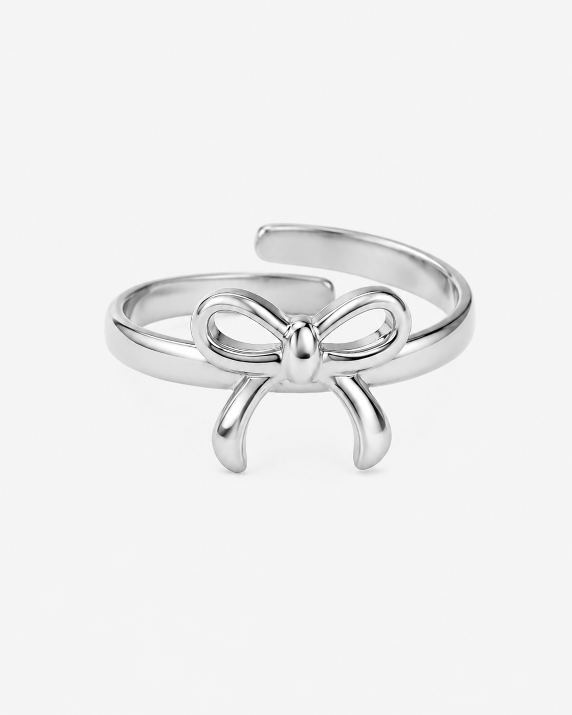 Silberfarbener, verstellbarer Ring aus Edelstahl mit filigranem Schleifen-Design. Der Ring besitzt eine glänzende Oberfläche und eine elegante Ausstrahlung.