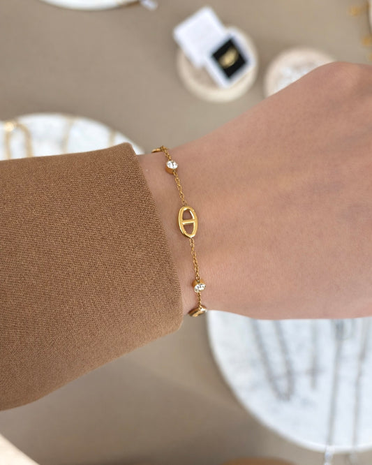 Logo Armband Gold mit kleinen Steinen