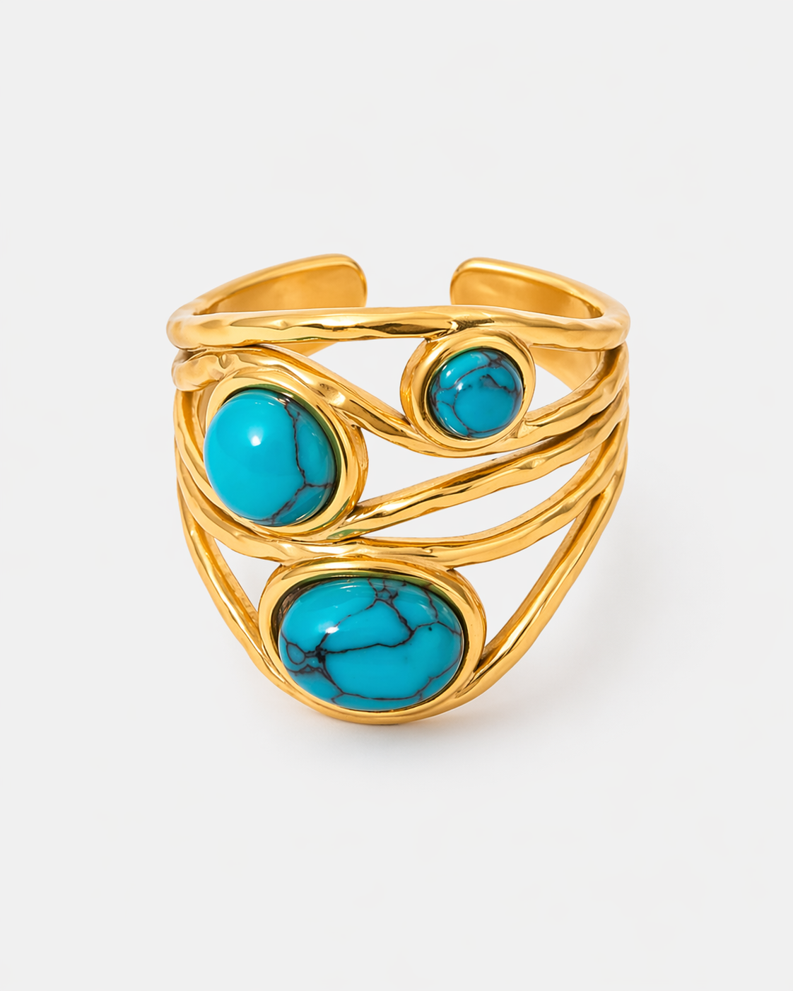 Goldfarbener Chunky Statement Ring aus Edelstahl mit 18 Karat Vergoldung, organischem mehrlagigem Design und türkisfarbenen Steinen auf hellem neutralem Hintergrund.