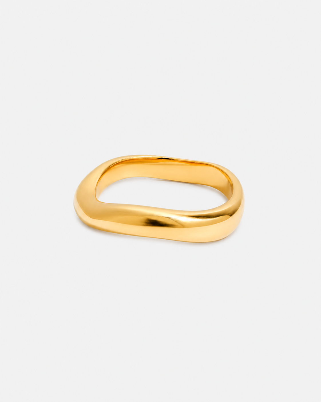 Vergoldeter Edelstahl-Ring mit weicher, organischer Silhouette und glänzender Oberfläche auf hellem Hintergrund.